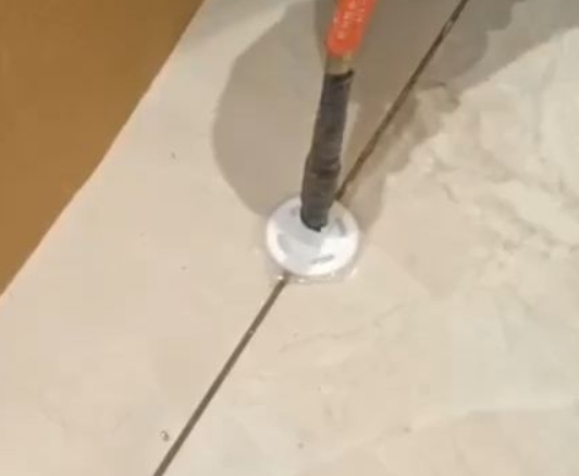 铁山港瓷砖空鼓维修公司专业解答瓷砖在铺贴过程中，如果没有涂抹均匀到位的粘结材料（如水泥砂浆或瓷砖胶），可能会导致以下问题